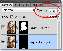 Menurunkan opacity layer menjadi 70%. Gambar © 2011 Photoshop Essentials.