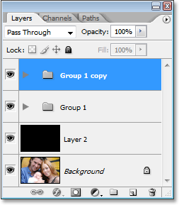 The palet Layers di Photoshop menunjukkan salinan Layer Group di bagian atas.