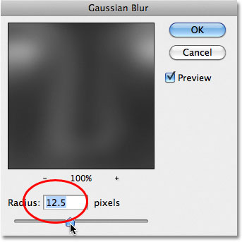 Photoshop Gaussian Blur filter. Gambar © 2011 Photoshop Essentials.com.