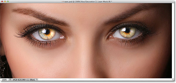 Photoshop Radial Zoom Enhanced Eyes Effect. Image © 2011 Photoshop Essentials.com.