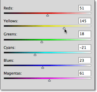 Slider warna Black & White penyesuaian gambar itu. Image © 2012 Photoshop Essentials.com