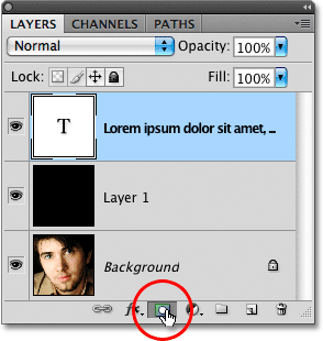 Mengklik ikon Layer Mask pada panel Layers di Photoshop. Image © 2009 Photoshop Essentials.com.