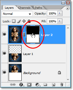 Mengklik pada layer mask thumbnail di palet Layers di Photoshop.