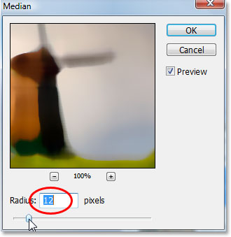 Menetapkan nilai Radius di kotak dialog Median Filter di Photoshop.