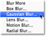 Memilih kotak dialog Gaussian Blur di Photoshop. Image © 2012 Photoshop Essentials.com.