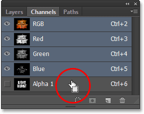 Memuat Alpha 1 seleksi dari panel Channels. Image © 2013 Photoshop Essentials.com