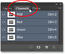 Beralih ke panel Channels di Photoshop CS6. Image © 2013 Photoshop Essentials.com