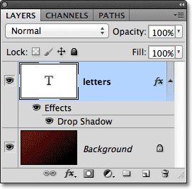 Panel Layers di Photoshop menunjukkan layer teks dan layer Background. Gambar © 2011 Photoshop Essentials.com.
