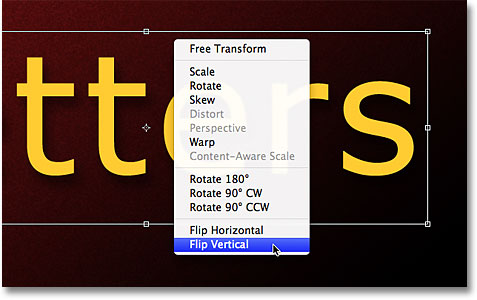 Memilih perintah Vertikal Balik dari Free Transform menu kontekstual. Gambar © 2011 Photoshop Essentials.com.