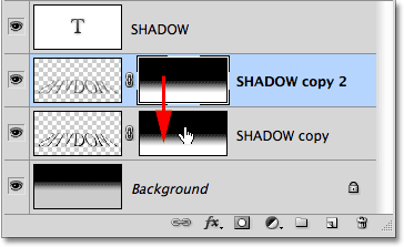 Menyalin layer mask ke lapisan di bawahnya. Image © 2010 Photoshop Essentials.com.