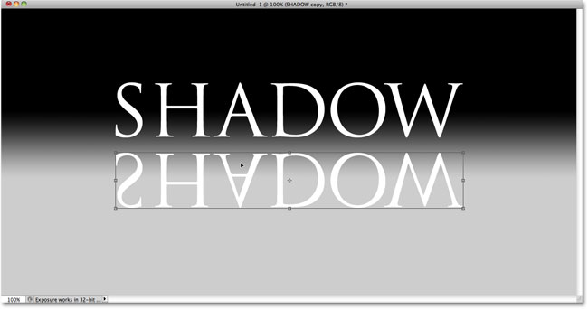 Tarik teks membalik di bawah yang asli. Image © 2010 Photoshop Essentials.com.