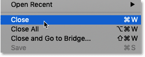 اختيار أمر الإغلاق في Photoshop.