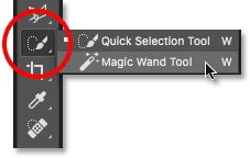 تحديد أداة Magic Wand Tool من خلف أداة Quick Selection Tool في شريط أدوات Photoshop.