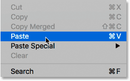 تحديد أمر Paste من قائمة Edit في Photoshop.
