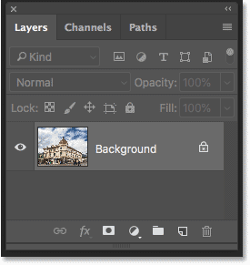 تعرض لوحة Layers في Photoshop الصورة التي تم اقتصاصها على طبقة الخلفية