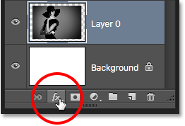 Clicking the Layer Styles icon in the Layers panel. Imagem © 2016 Photoshop Essentials.com