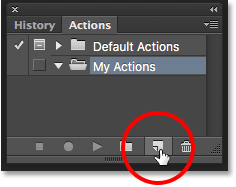 Clicking the New Action icon in the Actions panel. Imagem © 2016 Photoshop Essentials.com