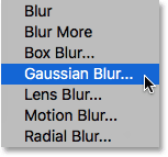 تحديد Gaussian Blur من قائمة Filter.  صورة © 2016 Photoshop Essentials.com