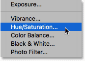 إضافة طبقة ضبط Hue / Saturation في Photoshop.