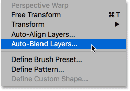 Selectarea Auto-Blend Layers de sub meniul Edit din Photoshop.