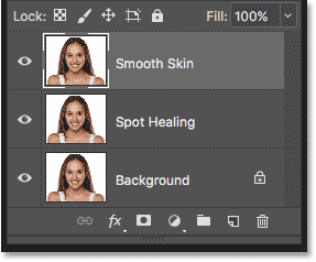 الصورة الأصلية وطبقة Spot Healing وطبقة Smooth Skin في لوحة Layers في Photoshop