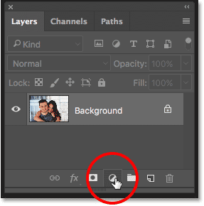 النقر فوق أيقونة New Fill أو Adjustment Layer في لوحة Layers في Photoshop