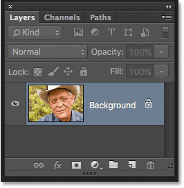 تعرض لوحة Layers الصورة الأصلية على طبقة الخلفية.  صورة © 2016 Photoshop Essentials.com