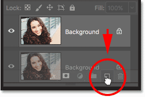 Kéo lớp Nền vào biểu tượng Lớp mới trong bảng điều khiển Lớp trong Photoshop