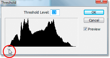 Kéo thanh trượt ở cuối hộp thoại Threshold đầu tiên sang trái, sau đó từ từ quay về phía phải cho đến khi các khu vực trắng xuất hiện trong hình ảnh.