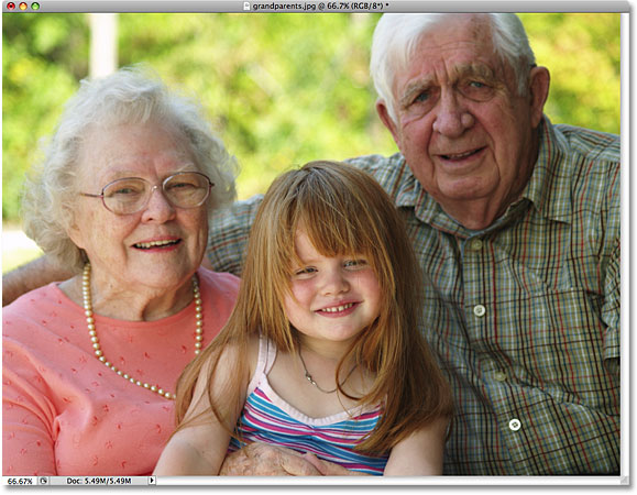 Una foto de abuelos con su nieta. Imagen con licencia de Photoshop Essentials.com