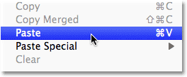 تحديد أمر Paste من قائمة Edit في Photoshop.