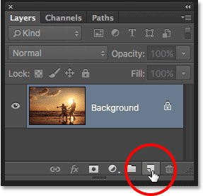 Haciendo clic en el icono de Nueva capa en el panel Capas en Photoshop.