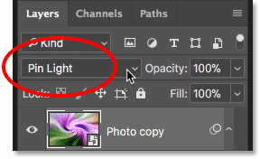 Changing the blend mode of the smart object to Pin Light