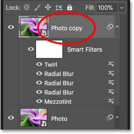 Panel Layers menampilkan dua salinan Smart Object dengan Smart Filters yang diterapkan