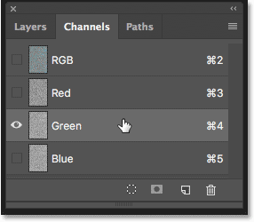 Selecting the Green channel in the Channels panel in Photoshop