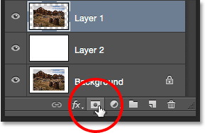 النقر فوق أيقونة Add Layer Mask في لوحة Layers.