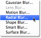 تحديد مرشح Radial Blur في Photoshop.  صورة © 2013 Photoshop Essentials.com