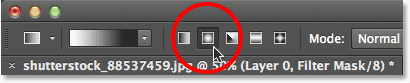 اختيار التدرج الشعاعي في شريط الخيارات.  صورة © 2013 Photoshop Essentials.com