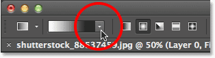 النقر فوق رمز المثلث الموجود على يمين شريط معاينة التدرج في شريط الخيارات.  صورة © 2013 Photoshop Essentials.com