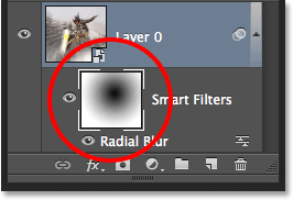 يعرض مصغر قناع Smart Filter في لوحة Layers التدرج اللوني الشعاعي الأسود إلى الأبيض.  صورة © 2013 Photoshop Essentials.com