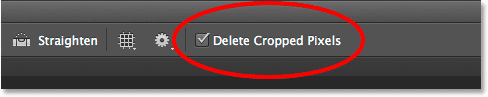 تحديد Delete Cropped Pixels في شريط الخيارات