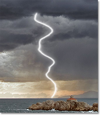 A glow appears around the lightning.