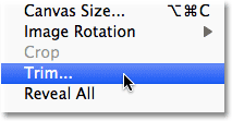 تحديد أمر Trim من قائمة Image في Photoshop.