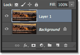 تعرض لوحة Layers طبقة النسخ فوق طبقة الخلفية الأصلية.