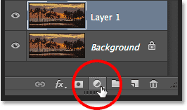 النقر فوق أيقونة New Fill أو Adjustment Layer في لوحة Layers.