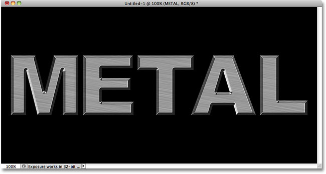 تم تطبيق النص المعدني مع تطبيق Bevel and Emboss.  صورة © 2010 Photoshop Essentials.com.