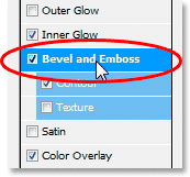 تأثيرات نص Adobe Photoshop: النقر فوق الكلمات "Bevel and Emboss" في مربع الحوار Layer Style.