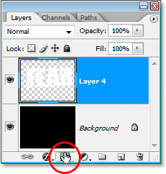 النقر فوق أيقونة "Add Layer Mask" في الجزء السفلي من لوحة الطبقات.